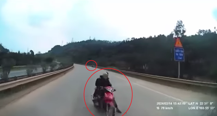 Hình ảnh 2 xe môtô đi ngược chiều trên đường cao tốc trong vụ TNGT nghiêm trọng xảy ra tại Km 261+700, Cao tốc Nội Bài - Lào Cai chiều 14/2. Ảnh: Cắt ra từ camera hành trình của xe ô tô.