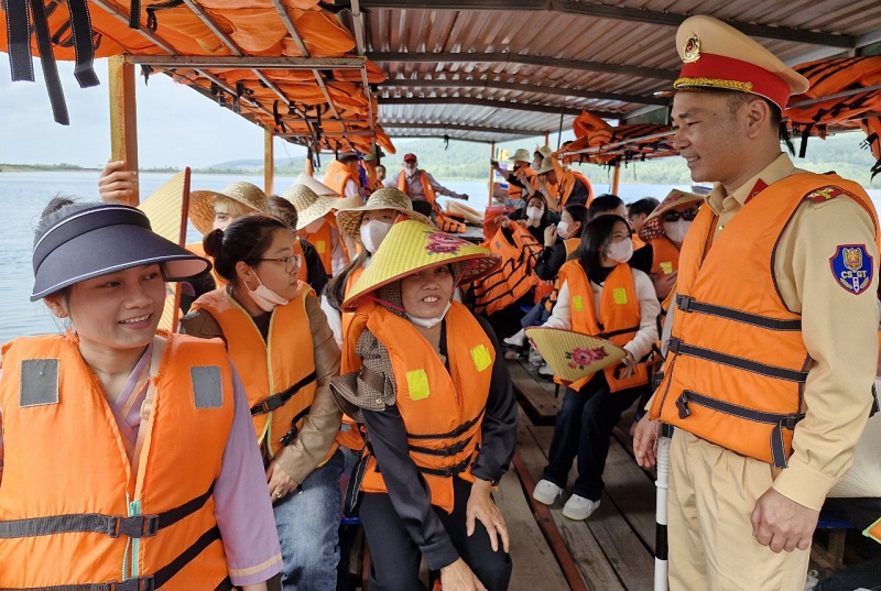 Lực lượng Cảnh sát Giao thông, Công an huyện Can Lộc tập trung nhắc nhở, yêu cầu người lái thuyền và toàn bộ du khách mặc áo phao khi du thuyền hồ Nhà Đường 