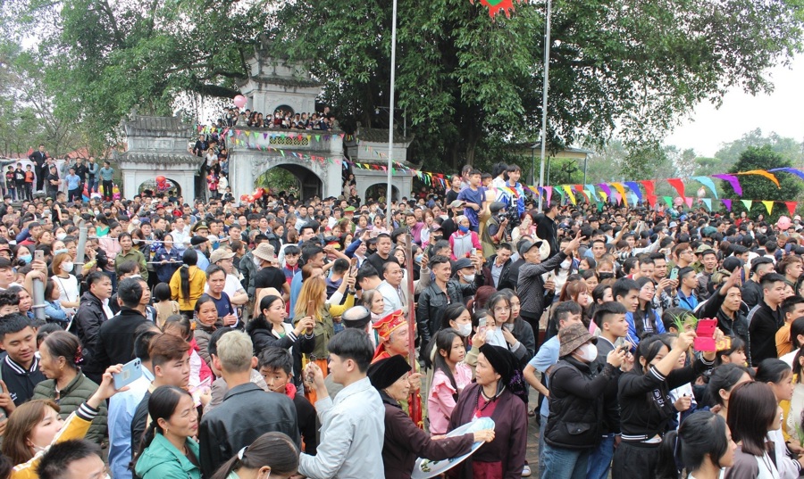 Lễ hội Đúc Bụt diễn ra trong 2 ngày 8 và 9 tháng Giêng với nhiều tích trò dân gian đặc sắc, thu hút hàng nghìn du khách tham dự. Ảnh Lương Giang. 