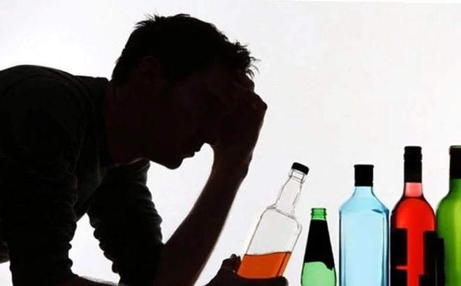 Uống rượu nhiều liên tục sẽ gây hại nghiêm trọng cho sức khỏe (ảnh minh họa)