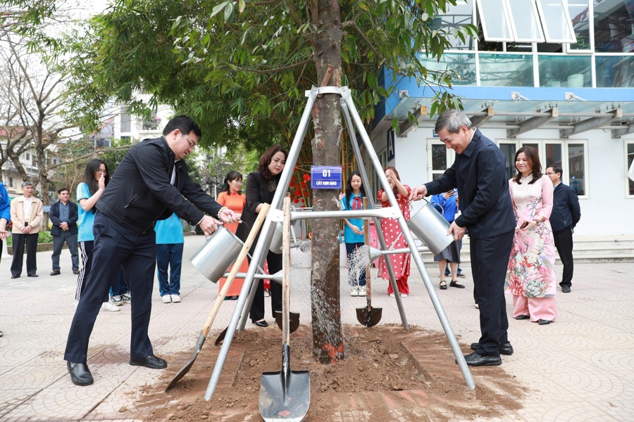 Bí thư Quận uỷ Ba Đình Hoàng Minh Dũng Tiến hưởng ứng Tết trồng cây. 