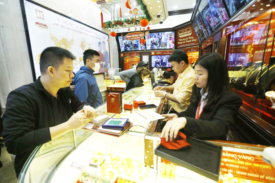Khách chọn mua vàng tại cửa hàng Bảo Tín Minh Châu ngày 19/2. Ảnh: Công Hùng 