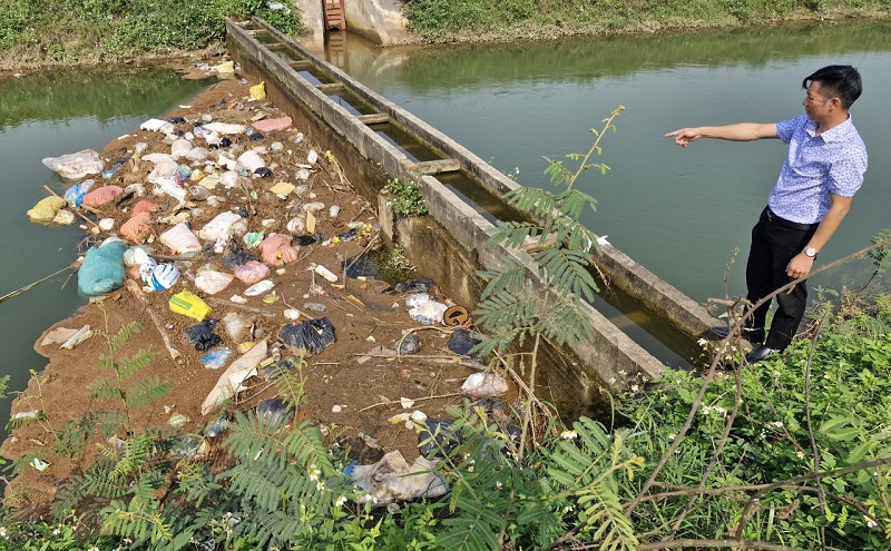 Rác thải trôi nổi dập dềnh, ùn ứ trên kênh thủy lợi Ngàn Trươi- Linh Cảm đoạn qua xã Gia Hanh, huyện Can Lộc