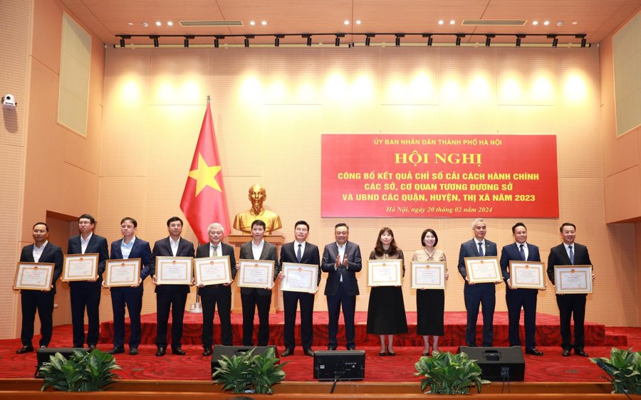 Chủ tịch UBND TP Hà Nội Trần Sỹ Thanh trao Bằng khen cho các tập thể có thành tích trong cải cách hành chính năm 2023. 
