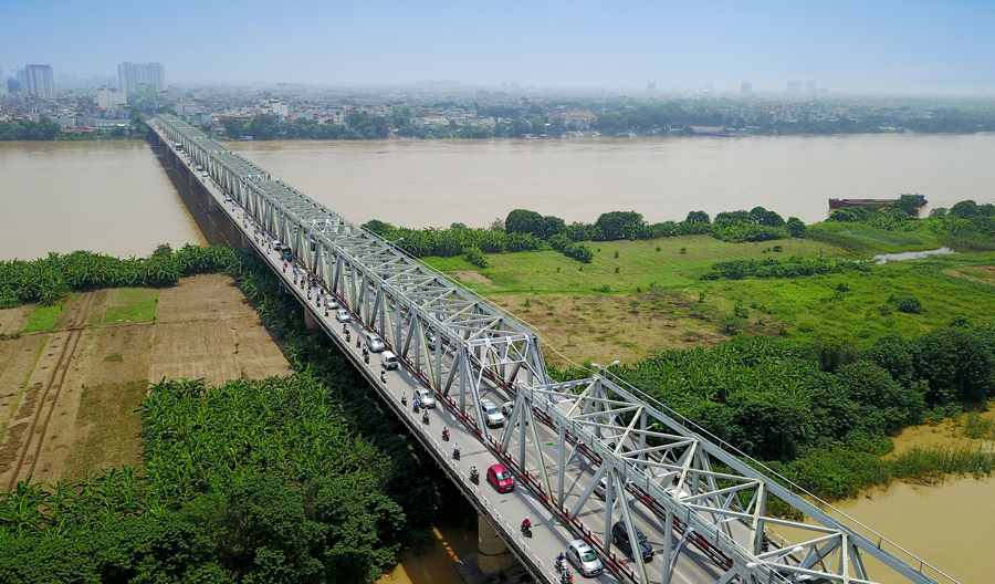 Tái thiết, phát triển đô thị phải xem xét khai thác không gian phát triển dọc sông Hồng như một trục phát triển sinh thái của Hà Nội. Ảnh: Việt Dũng