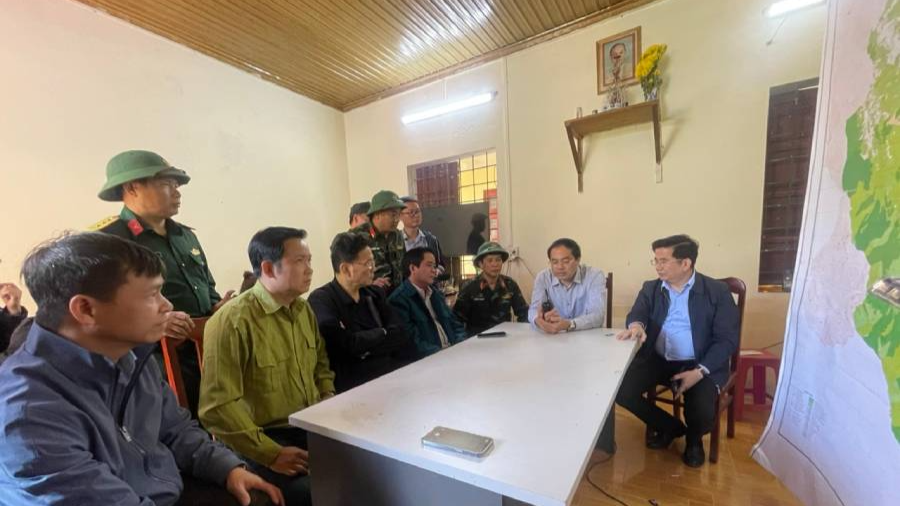 Chủ tịch UBND tỉnh Lào Cai Trịnh Xuân Trường cùng các cán bộ tại Sở chỉ huy. Ảnh: Công Khanh