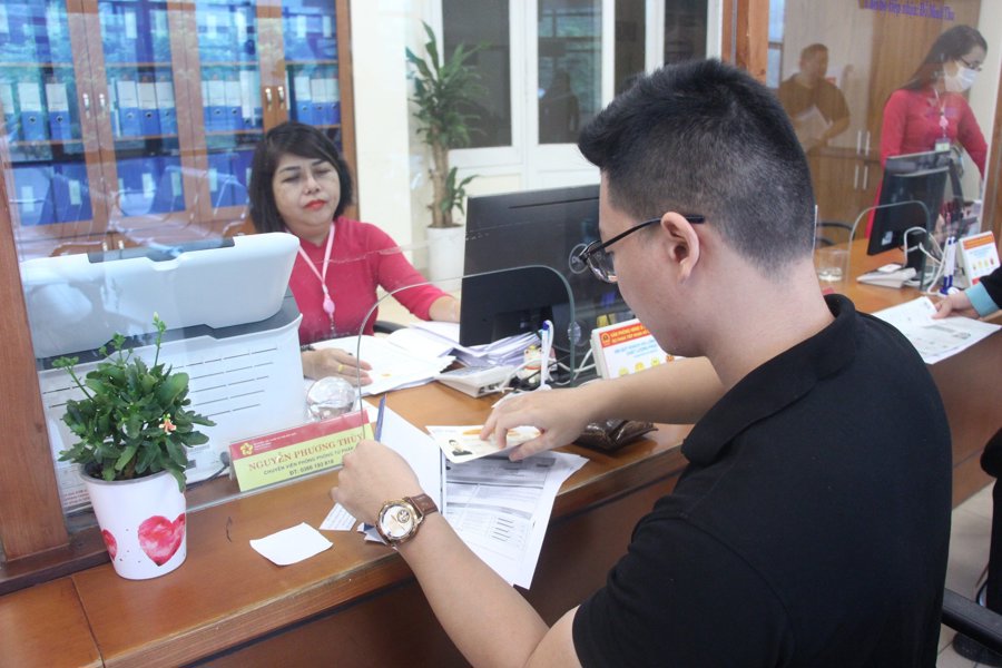 Người dân đến làm thủ tục hành chính tại Bộ phận Một cửa quận Ba Đình. 