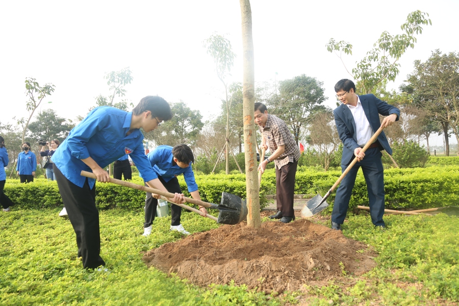 Trồng cây xanh trên địa bàn huyện Mê Linh ngày 19/2 vừa qua. Ảnh: Phạm Hùng 