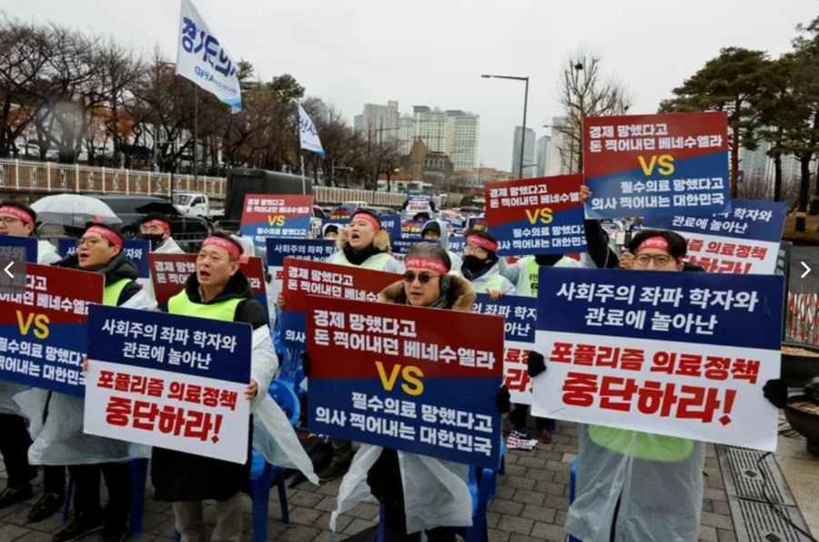 Khung cảnh cuộc biểu tình tại Hàn Quốc. Ảnh: REUTERS