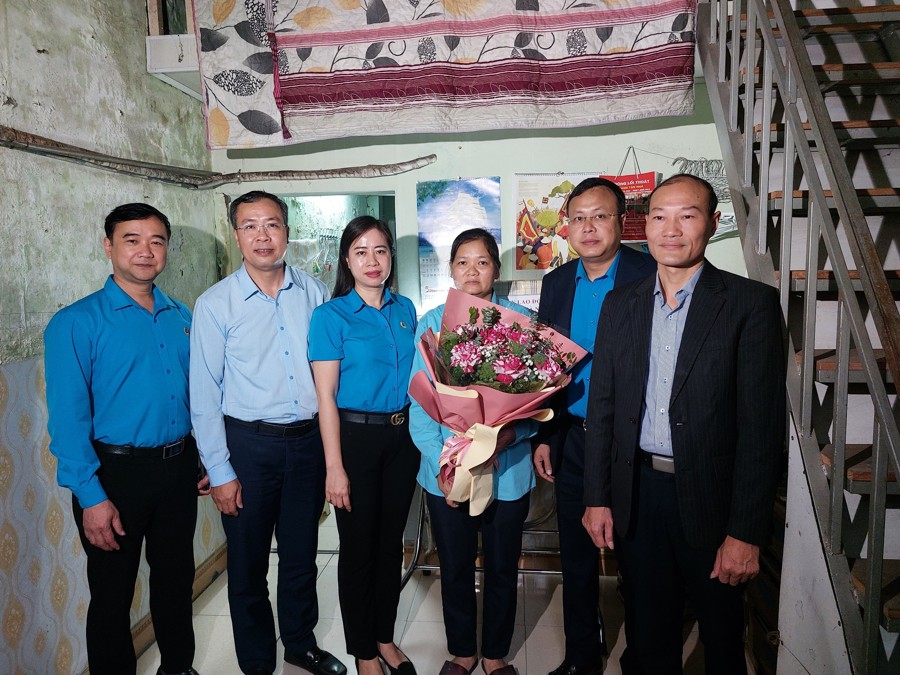 Chủ tịch Liên đoàn lao động TP Hà Nội Phạm Quang Thanh trao quà cho chị Hà Thị Hồng Nam