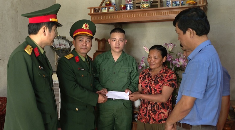 Ban Chỉ huy Quân sự huyện Thạch Hà tặng quà, động viên tân binh trước lúc lên đường nhập ngũ
