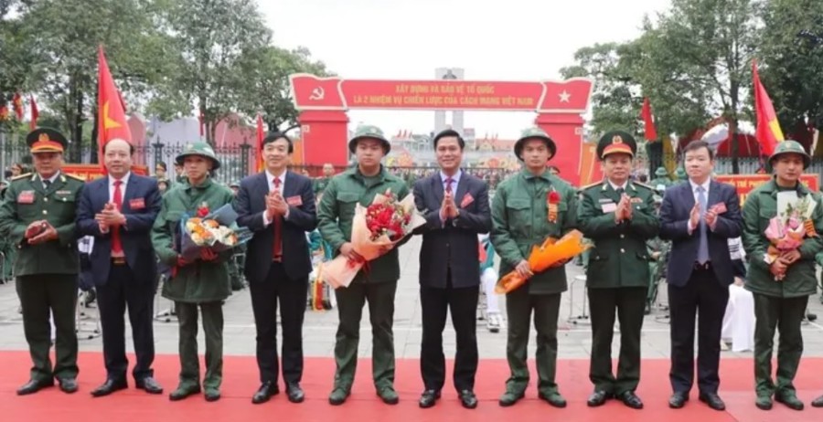 Chủ tịch Ủy ban MTTQ tỉnh Bắc Ninh Nguyễn Đình Lợi (thứ 4 từ trái qua) cùng các lãnh đạo thành phố Từ Sơn tặng quà các tân binh lên đường nhập ngũ.