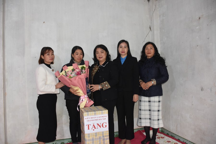 Lãnh đạo LĐLĐ TP thăm hỏi, tặng quà động viên chị Vương Thị Thuý - đoàn viên Công đoàn Trường mầm non Thạch Thán 