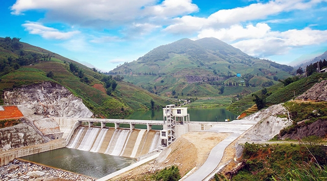 Tính đến hết tháng 10 năm 2023, tỉnh Lào Cai có 72 dự án thủy điện hoàn thành phát điện, góp phần đảm bảo an ninh năng lượng quốc gia, là nguồn năng lượng tái tạo phục vụ sinh hoạt và sản xuất của nhân dân.
