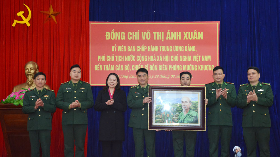 Đồng chí Võ Thị Ánh Xuân thăm cán bộ, chiến sỹ Đồn Biên phòng Mường Khương.