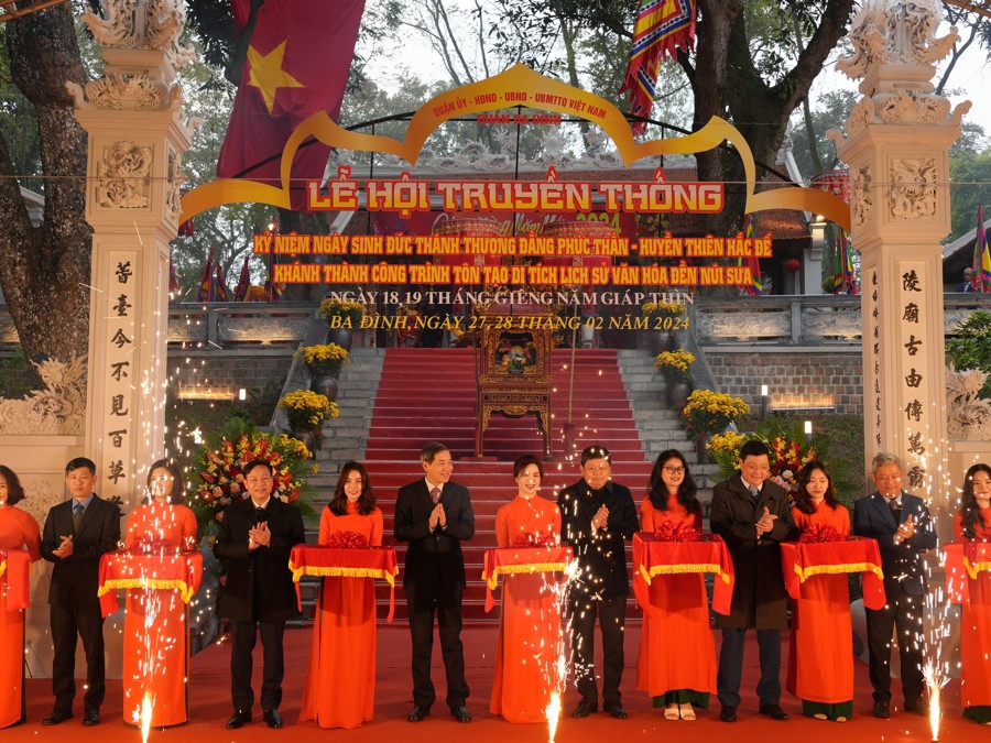 Lãnh đạo quận Ba Đình khánh thành công trình tôn tạo di tích lịch sử văn hóa Đền Núi Sưa. 