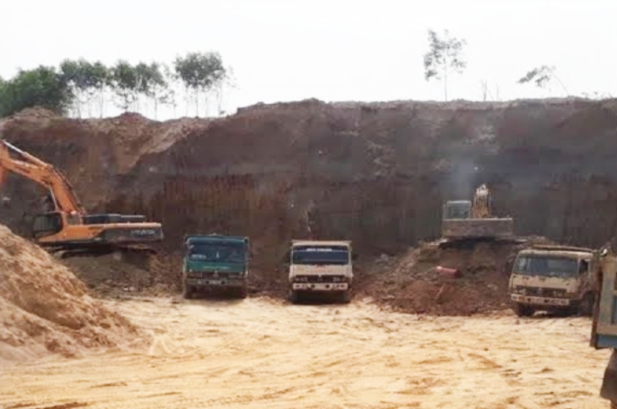 Đất sét tại đồi Môn tại xã Xuân Hưng (huyện Xuân Lộc, tỉnh Đồng Nai) được các đối tượng khai thác bán cho các lò gạch xung quanh khu vực này.