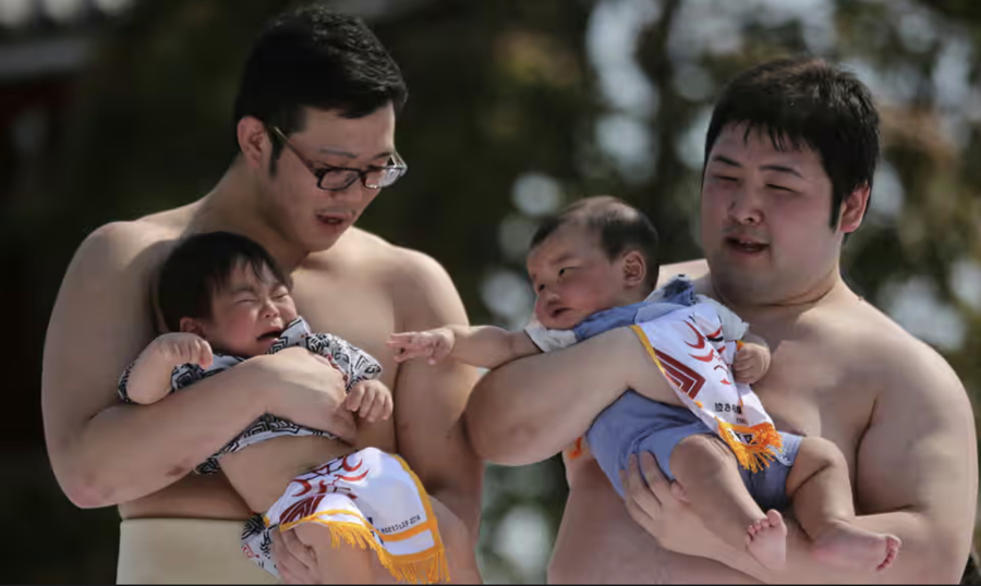 Số lượng em bé sinh ra tại Nhật Bản đã giảm trong 8 năm liên tiếp với chỉ 758,631 em bé sinh ra trong năm 2023 - giảm 5.1% so với 2022. Ảnh: The Guardian 