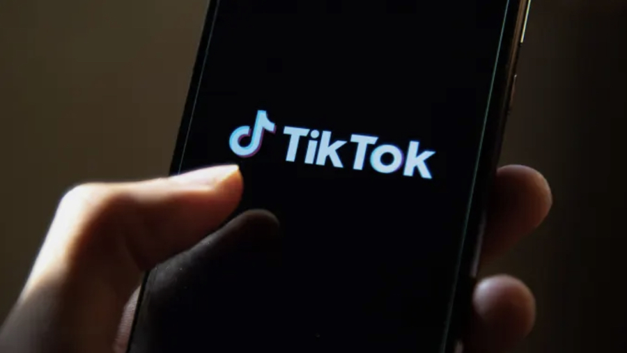 TikTok được hiển thị trên màn hình điện thoại. Ảnh: CNN