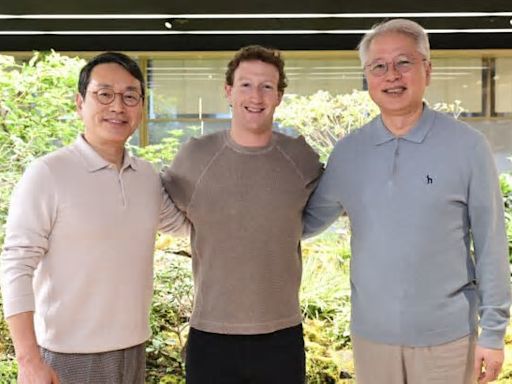 Mark Zuckerberg chụp hình cùng lãnh đạo tập đoàn LG. Ảnh: ABC News
