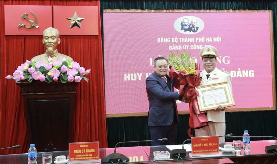 Chủ tịch UBND TP Hà Nội Trần Sỹ Thanh trao Huy hiệu 30 năm tuổi Đảng cho Trung tướng Nguyễn Hải Trung, Giám đốc Công an TP Hà Nội.