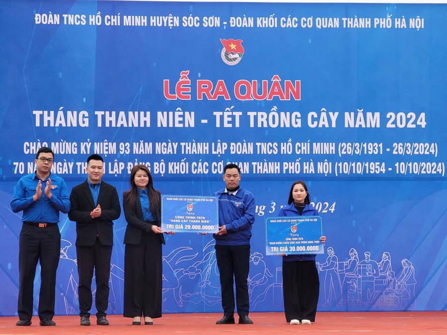 Đoàn khối các cơ quan TP Hà Nội trao tặng công trình thanh niên cho Huyện đoàn Sóc Sơn.