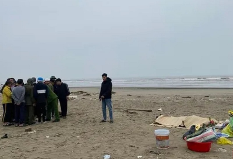 Thi thể nữ giới được phát hiện trôi dạt vào bờ biển thôn Nam Mới, xã Cương Gián