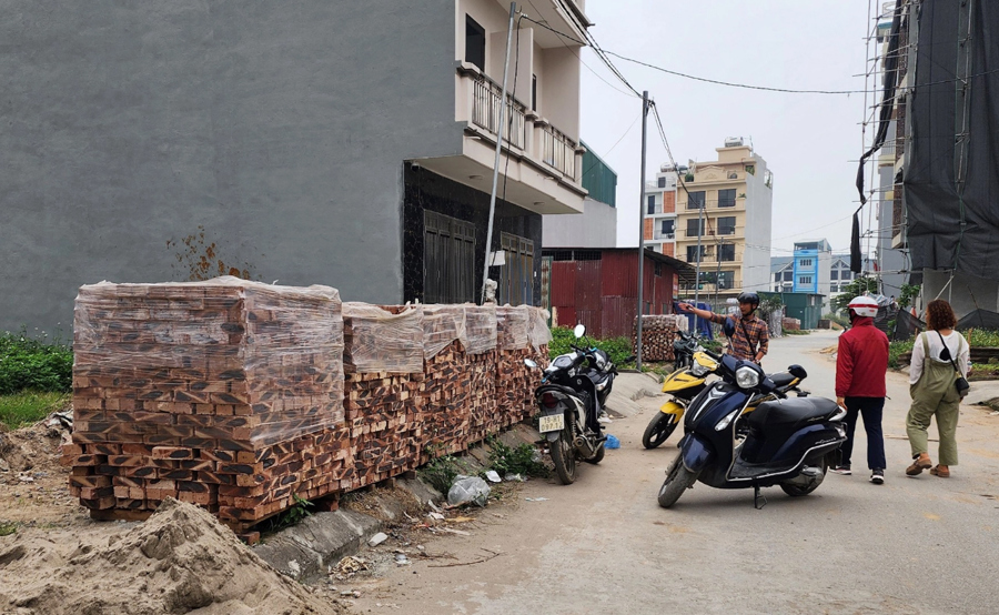 Nhà đầu tư tìm hiểu thông tin lô đất dịch vụ tại huyện Hoài Đức. Ảnh: Nguyễn Hùng