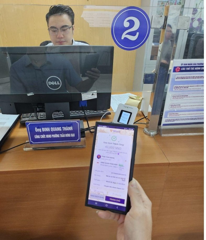 Thanh toán không tiền mặt qua cổng thanh toán của PayTech tại UBND phường Trần Hưng Đạo, quận Hoàn Kiếm, Hà Nội. Ảnh: Công Thọ