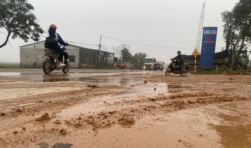 Bùn đất vương vãi khắp nơi trên tuyến Tỉnh lộ 17 đoạn qua xã Tân Lâm Hương, huyện Thạch Hà