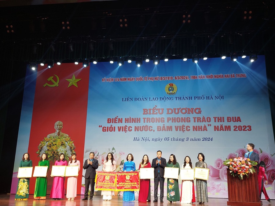 Lãnh đạo Tổng Liên đoàn lao động Việt Nam và Liên đoàn lao động TP Hà Nội khen thưởng đơn vị, cá nhân điển hình.