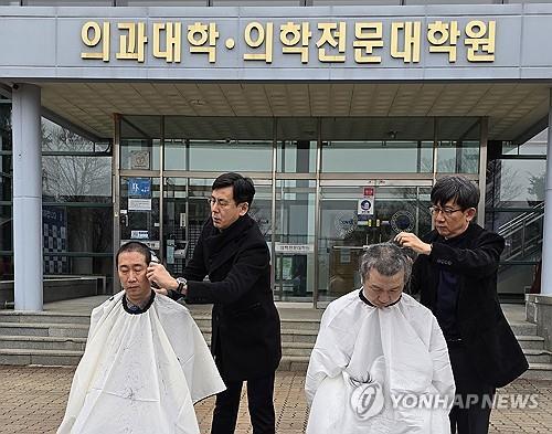 Những giáo sư tại Đại học y Quốc gia Kangwon cạo đầu công khai để thể hiện sự phản đổi. Ảnh: 