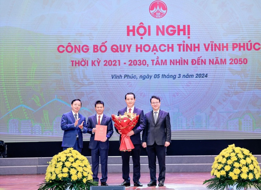 Phó Thủ tướng Chính phủ Trần Hồng Hà trao Quyết định phê duyệt Quy hoạch tỉnh Vĩnh Phúc thời kỳ 2021 - 2030, tầm nhìn đến năm 2050 cho lãnh đạo tỉnh Vĩnh Phúc. Ảnh Linh Giang. 
