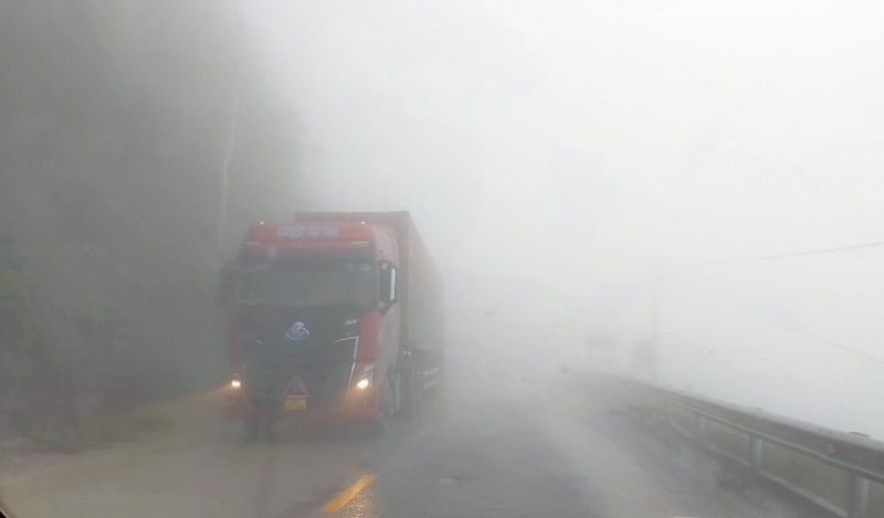 Sương mù bao phủ dày đặc, các phương tiện qua lại trên tuyến Quốc lộ 8A đoạn gần Cửa khẩu Quốc tế Cầu Treo gặp nhiều khó khăn