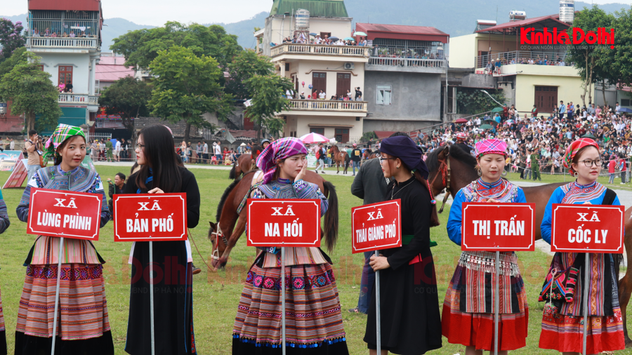 Một số trang phục truyền thống của người dân tộc trên địa bàn tỉnh Lào Cai. Ảnh: Duy Anh