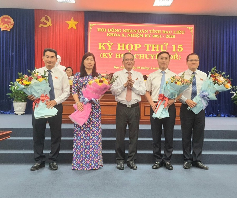 Ông Huỳnh Hữu Trí (thứ 2 từ phải sang)) và ông Ngô Vũ Thăng (bìa phải) được bầu làm Phó Chủ tịch UBND tỉnh Bạc Liêu (CTV).