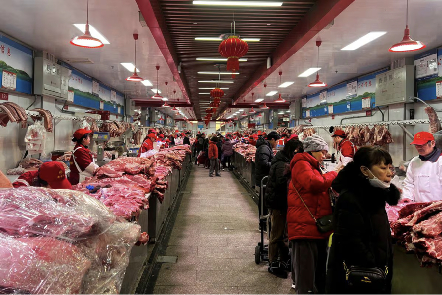 Của hàng bán sỉ thịt lợn Xinfadi tại Bắc Kinh, Trung Quốc tháng 2/2024. Ảnh: Reuters