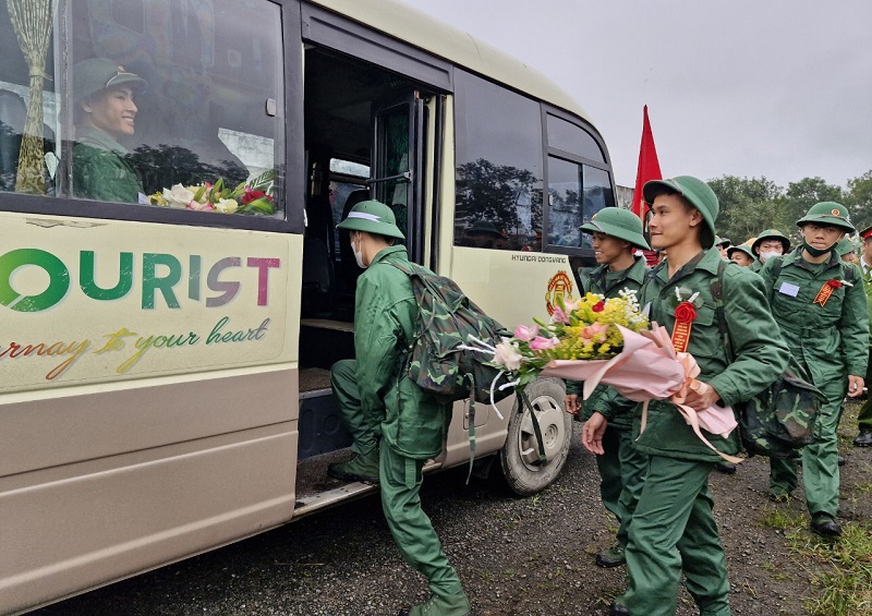 Thanh niên Hà Tĩnh hăng hái lên đường nhập ngũ, bảo vệ Tổ quốc