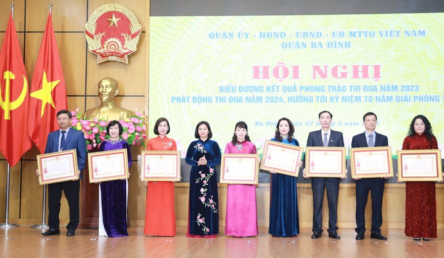 Phó Bí thư Thường trực Thành uỷ Nguyễn Thị Tuyến trao Huân chương Lao động hạng Ba cho các tập thể thuộc quận Ba Đình. 