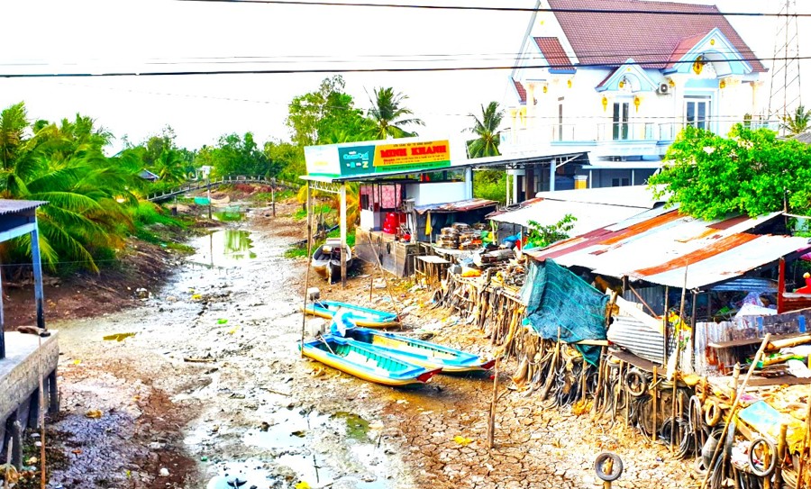 Các con kênh, sông vùng ngọt hóa huyện Trần Văn Thời hiện đang cạn trơ đáy (Hoàng Nam)