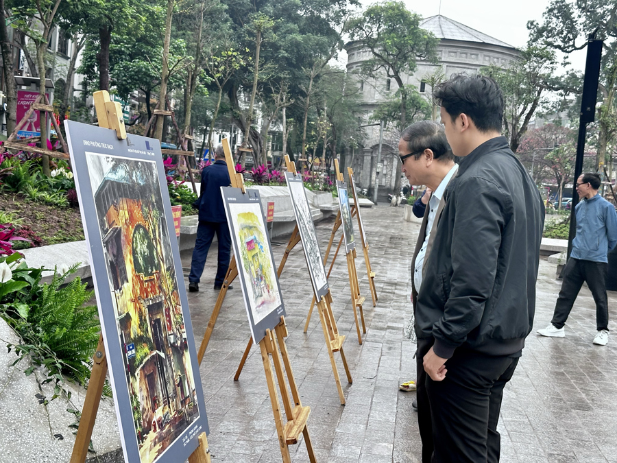 Người dân đến tham quan triển lãm “Đánh thức nét đẹp kiến trúc phố Châu Long qua góc nhìn ký họa đô thị.
