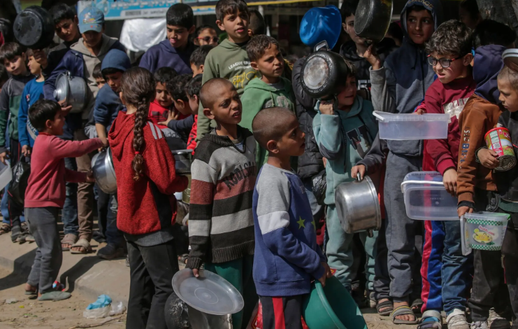 Những đứa trẻ Palestine xếp hàng đợi phần ăn nhân đạo tại Gaza. Ảnh: Mohammed Saber/EPA, via Shutterstock