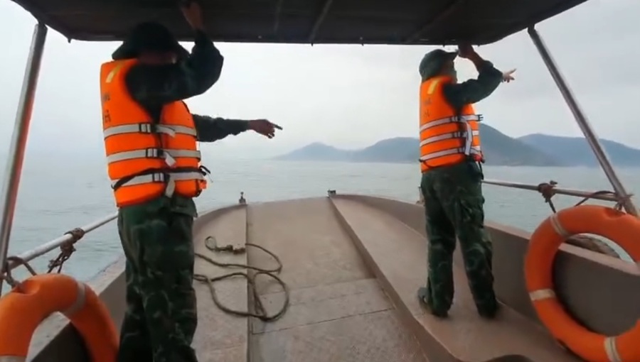 Ban Chỉ huy Biên phòng Cửa khẩu Cảng Vũng Áng - Sơn Dương và các đơn vị liên quan đang nỗ lực tìm kiếm 2 nạn nhân mất tích trên biển