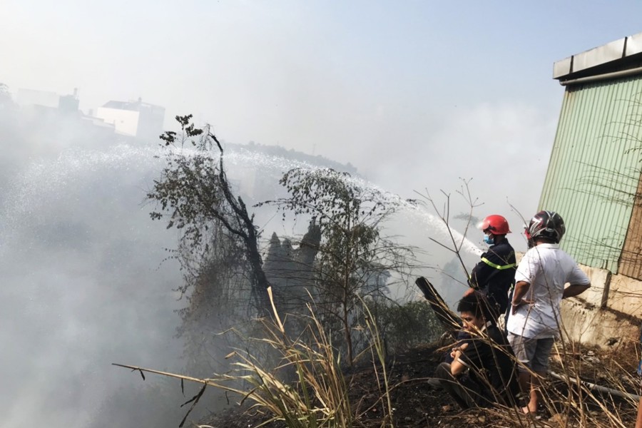 Lực lượng chức năng tỉnh Đồng Nai thực hiện công tác chữa cháy, tại một điểm cháy cỏ hoang gần khu vực dân cư, đầu năm 2024.
