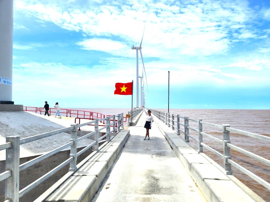 Điện gió ngoài khơi Bạc Liêu là điểm chek - in nổi tiếng của nhiều người (Hoàng Nam)