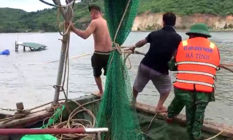 Lực lượng Bộ đội Biên phòng Hà Tĩnh hỗ trợ, ứng cứu ngư dân bị tai nạn rủi ro trên biển