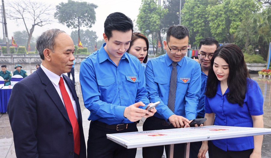 Thành đoàn Hà Nội khánh thành công trình thanh niên "Số hóa di tích ứng dụng công nghệ VR 360" tại xã Đặng Xá, xã Dương Xá và xã Cổ Bi, huyện Gia Lâm. Ảnh: TTXVN