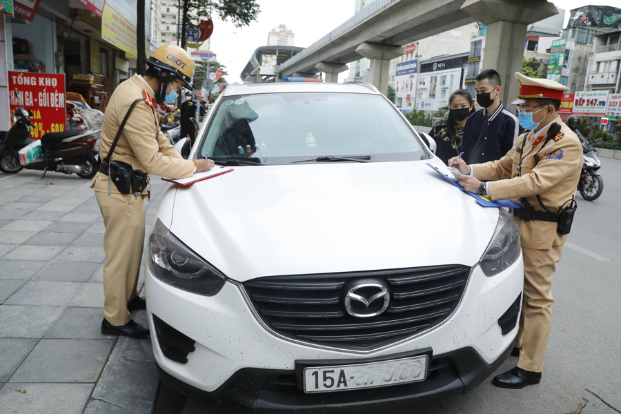 Lực lượng chức năng xử phạt vi phạm giao thông trên đường Nguyễn Trãi.  Ảnh:  Việt Dũng