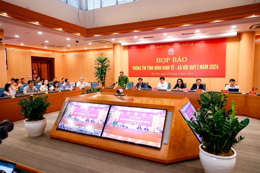 Quang cảnh buổi họp báo. 