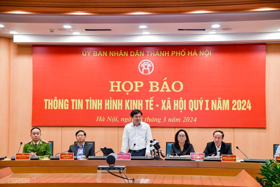 Chánh Văn phòng UBND TP Hà Nội Trương Việt Dũng thông tin tại buổi họp báo. 